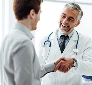 Na foto Dr. Eduardo e seu paciente Augusto que obteve ganho de 8.5 cm após o uso regular de Tadafil